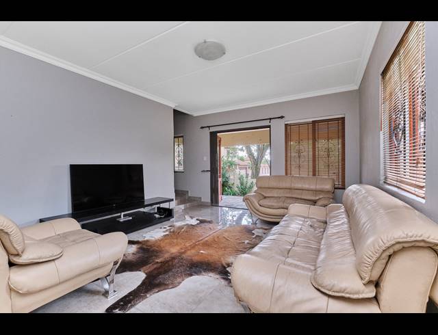 2 BEDROOM TOWNHOUSE FOR SALE IN RUIMSIG